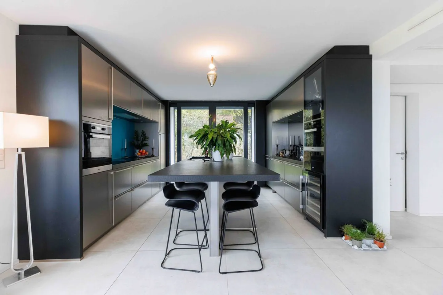 Architectural Villa with Panoramic Views - Photo 4 of 13