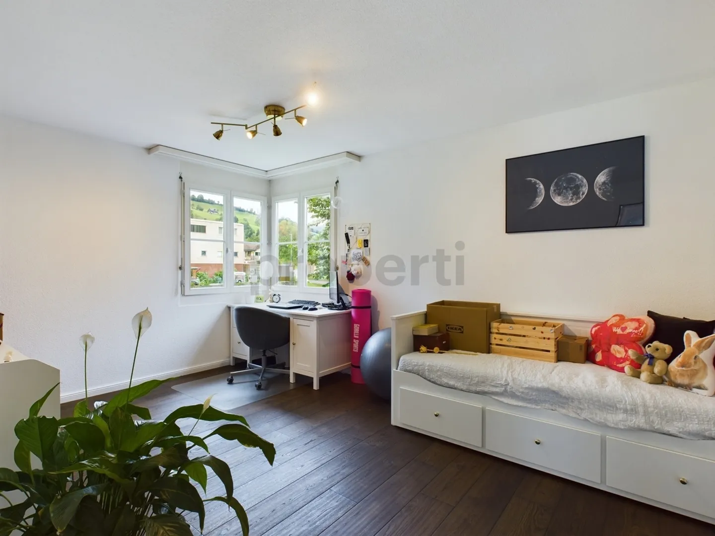 Spacious and Cozy 6.5-Room Maisonette Apartment in a Quiet Location in Sarnen - Photo 5 of 13