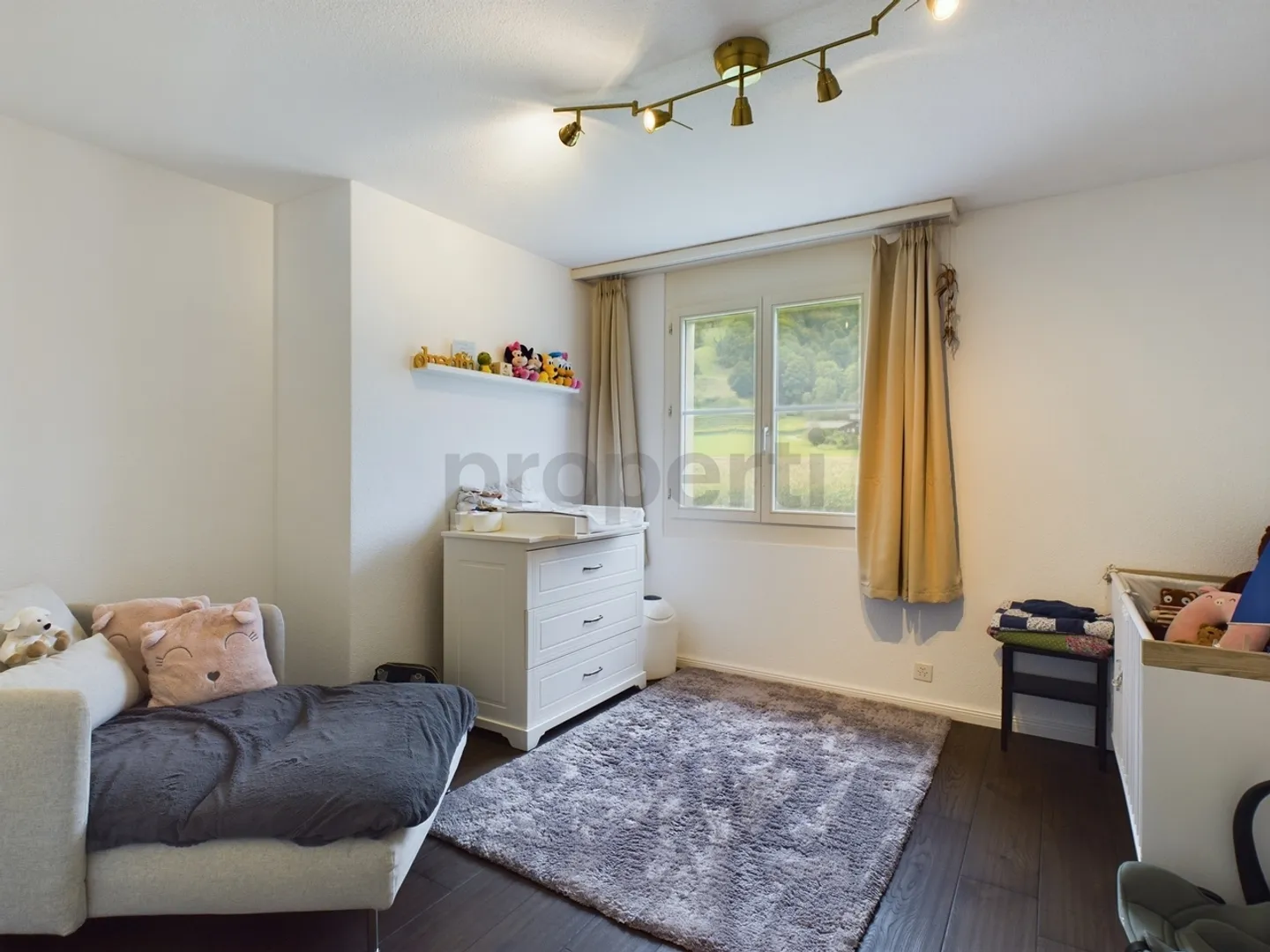 Spacious and Cozy 6.5-Room Maisonette Apartment in a Quiet Location in Sarnen - Photo 6 of 13