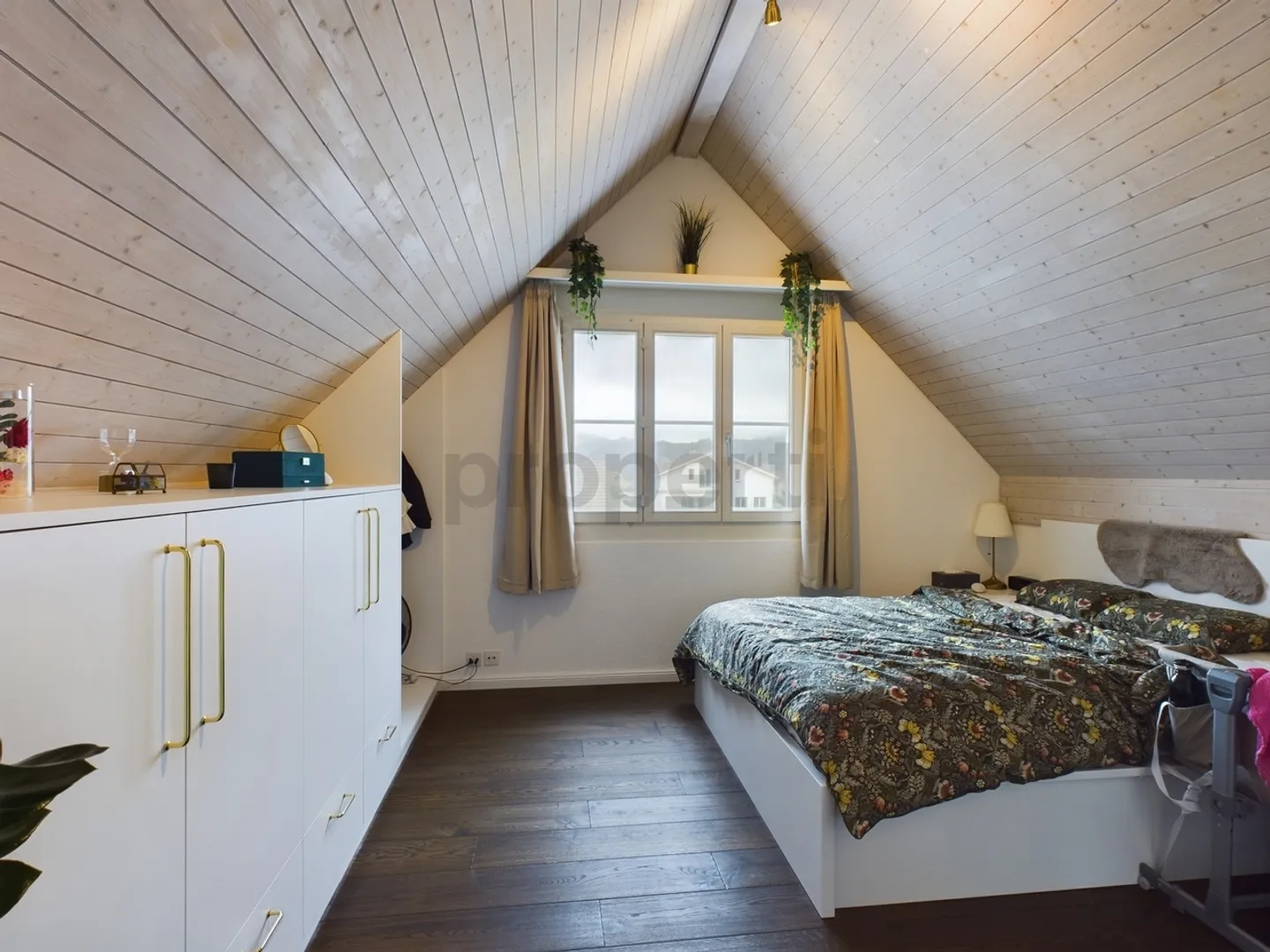 Spacious and Cozy 6.5-Room Maisonette Apartment in a Quiet Location in Sarnen - Photo 7 of 13