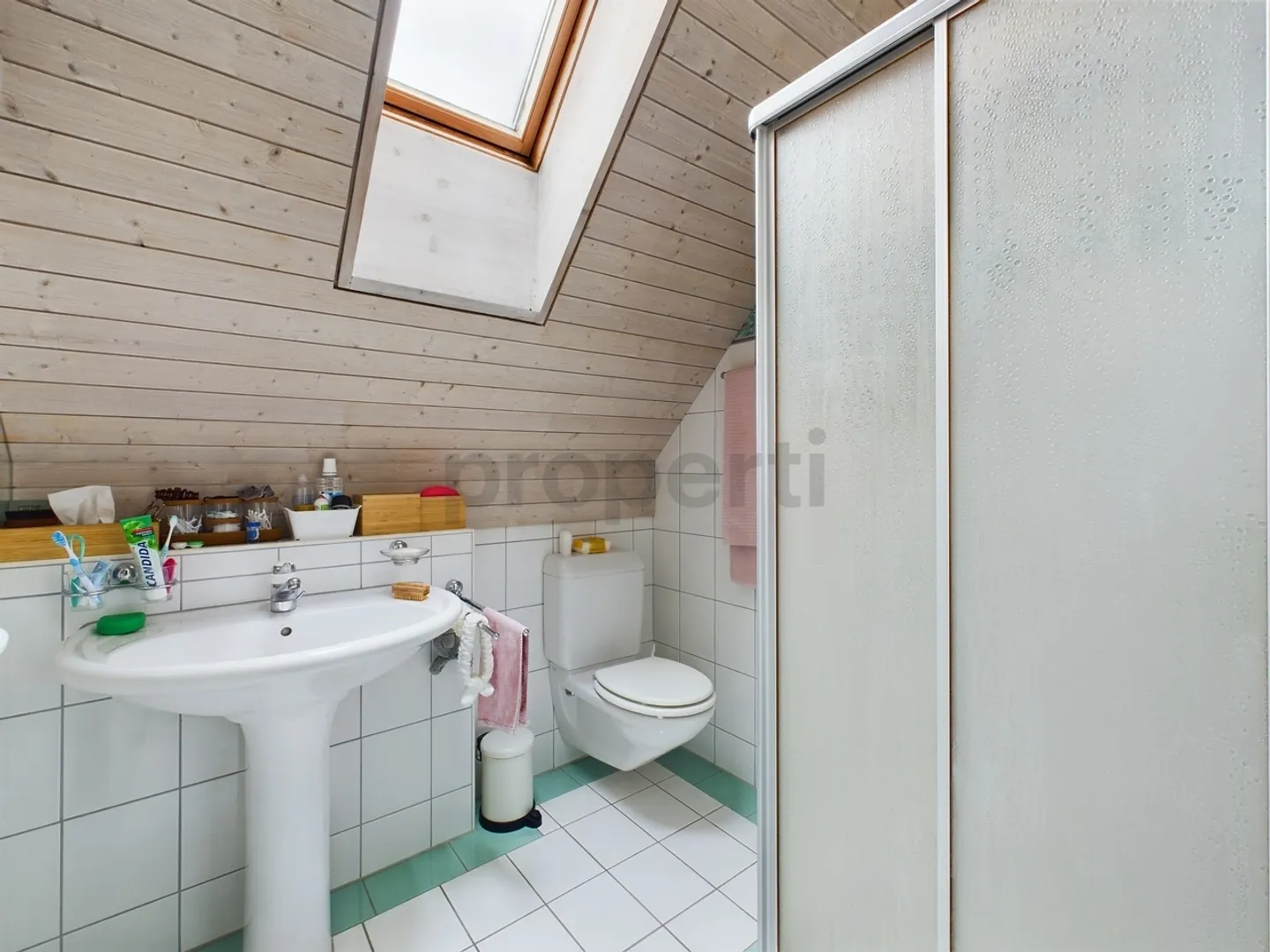 Spacious and Cozy 6.5-Room Maisonette Apartment in a Quiet Location in Sarnen - Photo 9 of 13