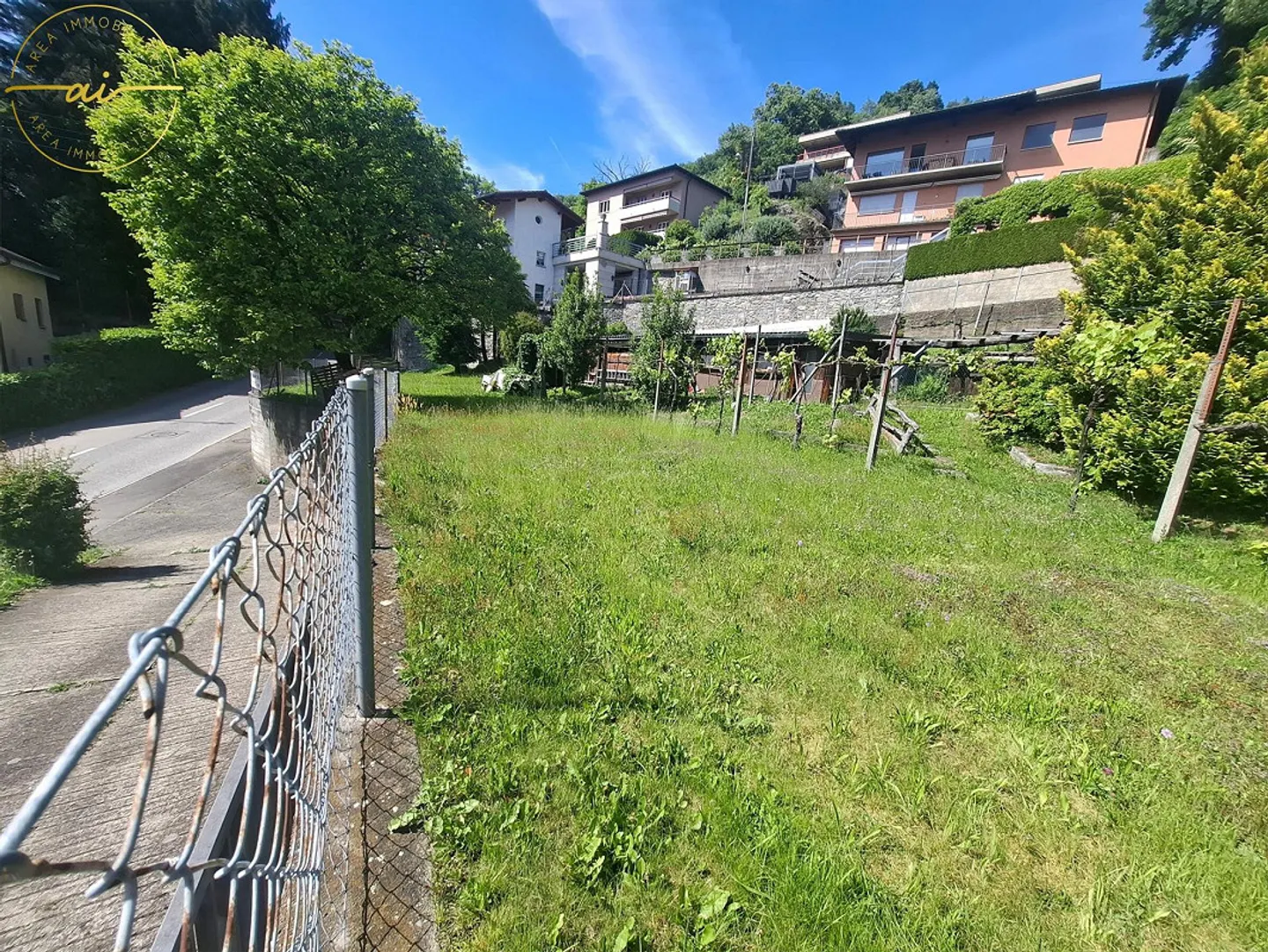 BEAU TERRAIN CONSTRUCTIBLE AVEC VUE SUR LE LAC À SONVICO - Photo 2 sur 6