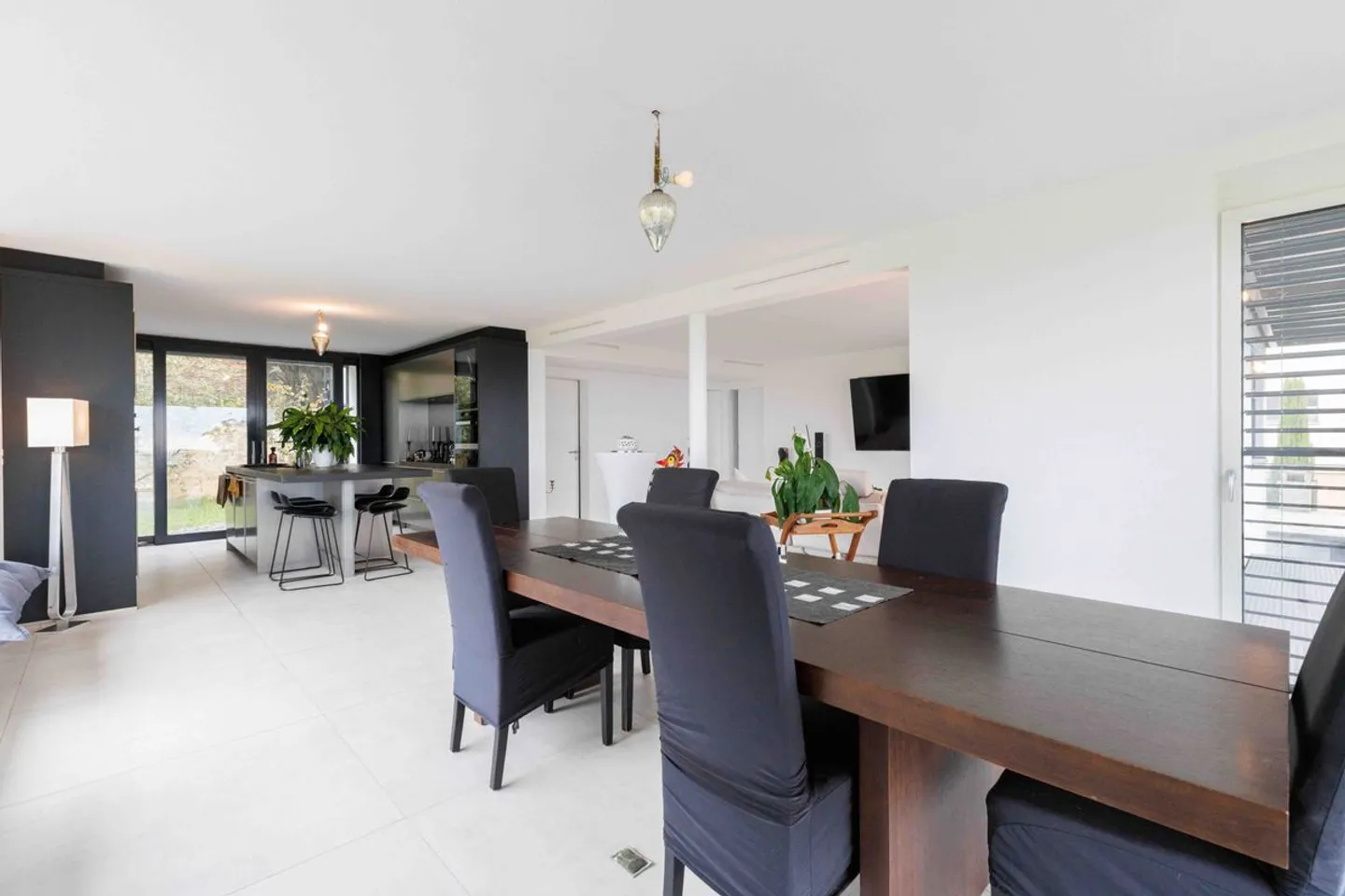 Architectural Villa with Panoramic Views - Photo 10 of 13