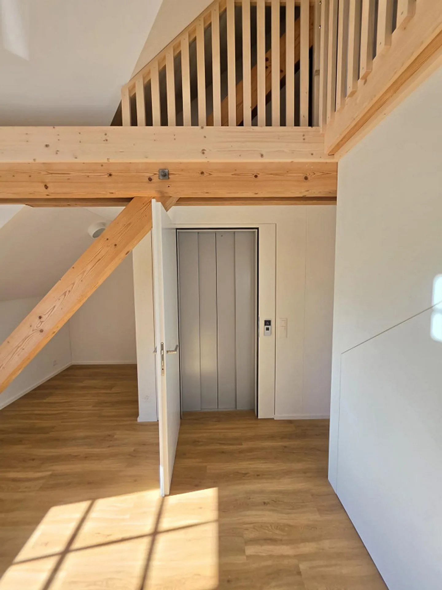 Completely renovated penthouse apartment with gallery, balcony, and direct lift - Photo 6 of 15
