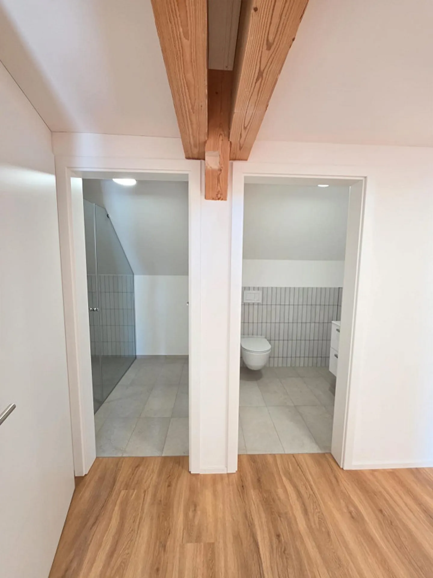 Completely renovated penthouse apartment with gallery, balcony, and direct lift - Photo 11 of 15