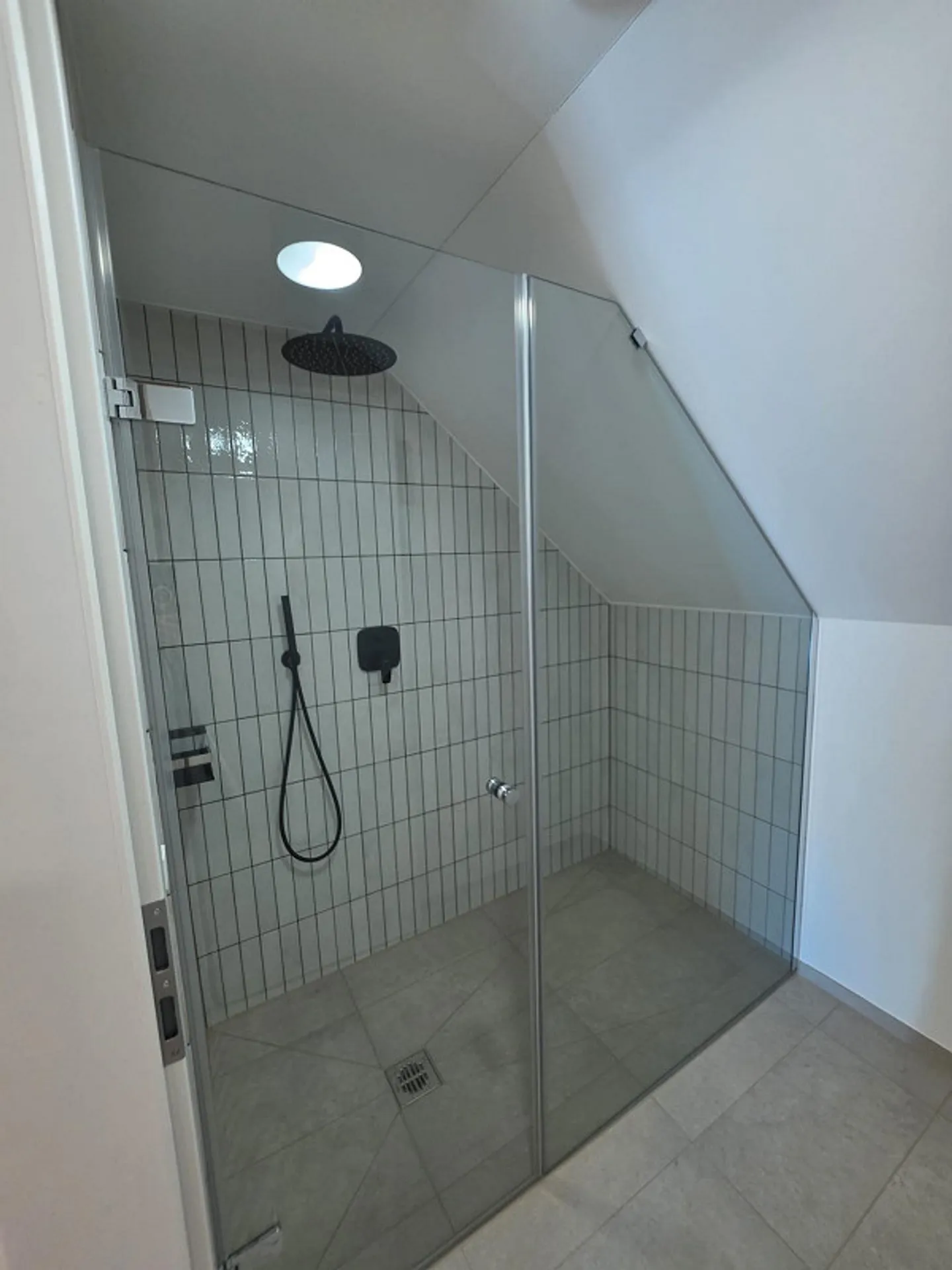 Completely renovated penthouse apartment with gallery, balcony, and direct lift - Photo 12 of 15