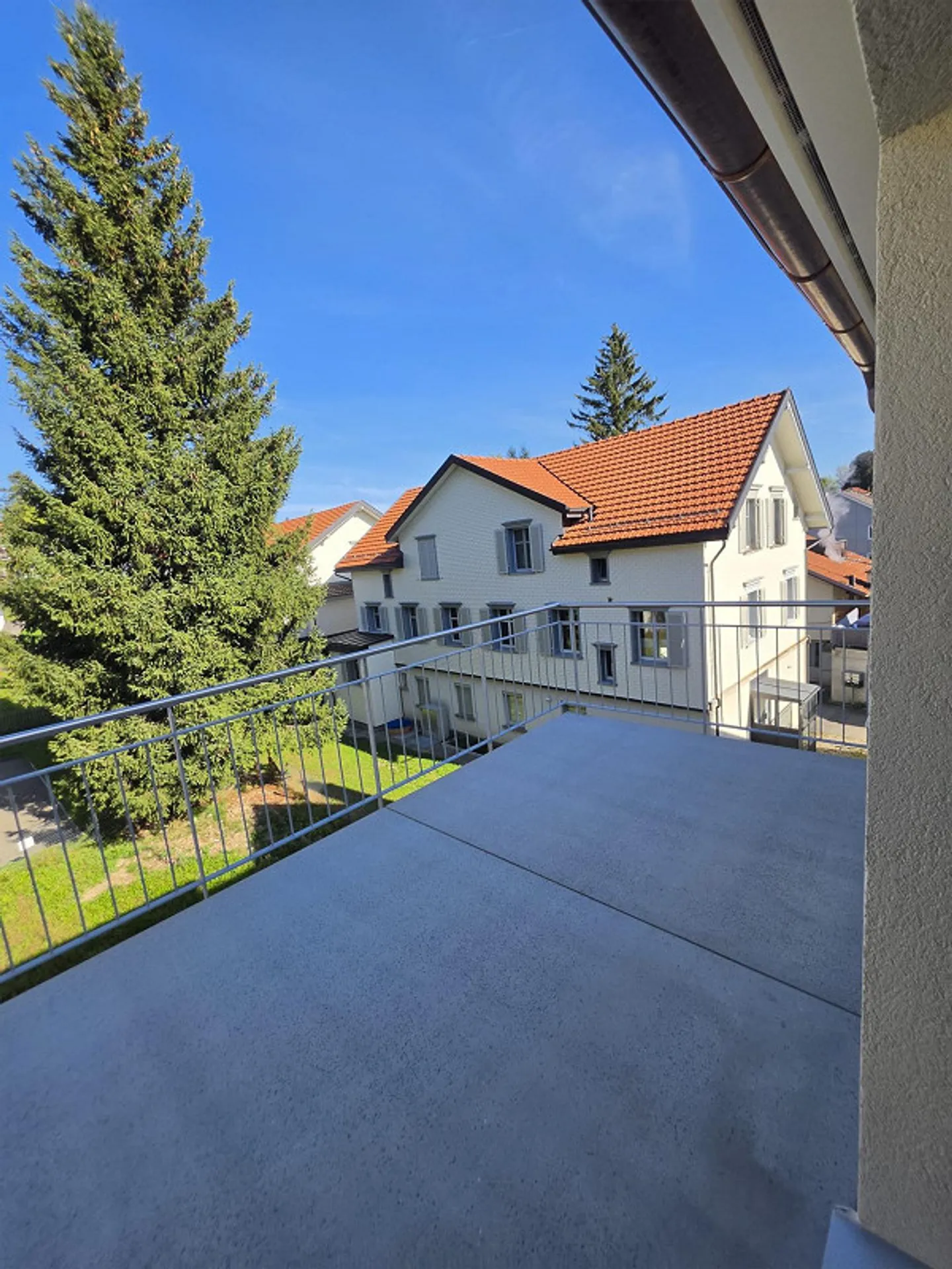 Completely renovated penthouse apartment with gallery, balcony, and direct lift - Photo 13 of 15