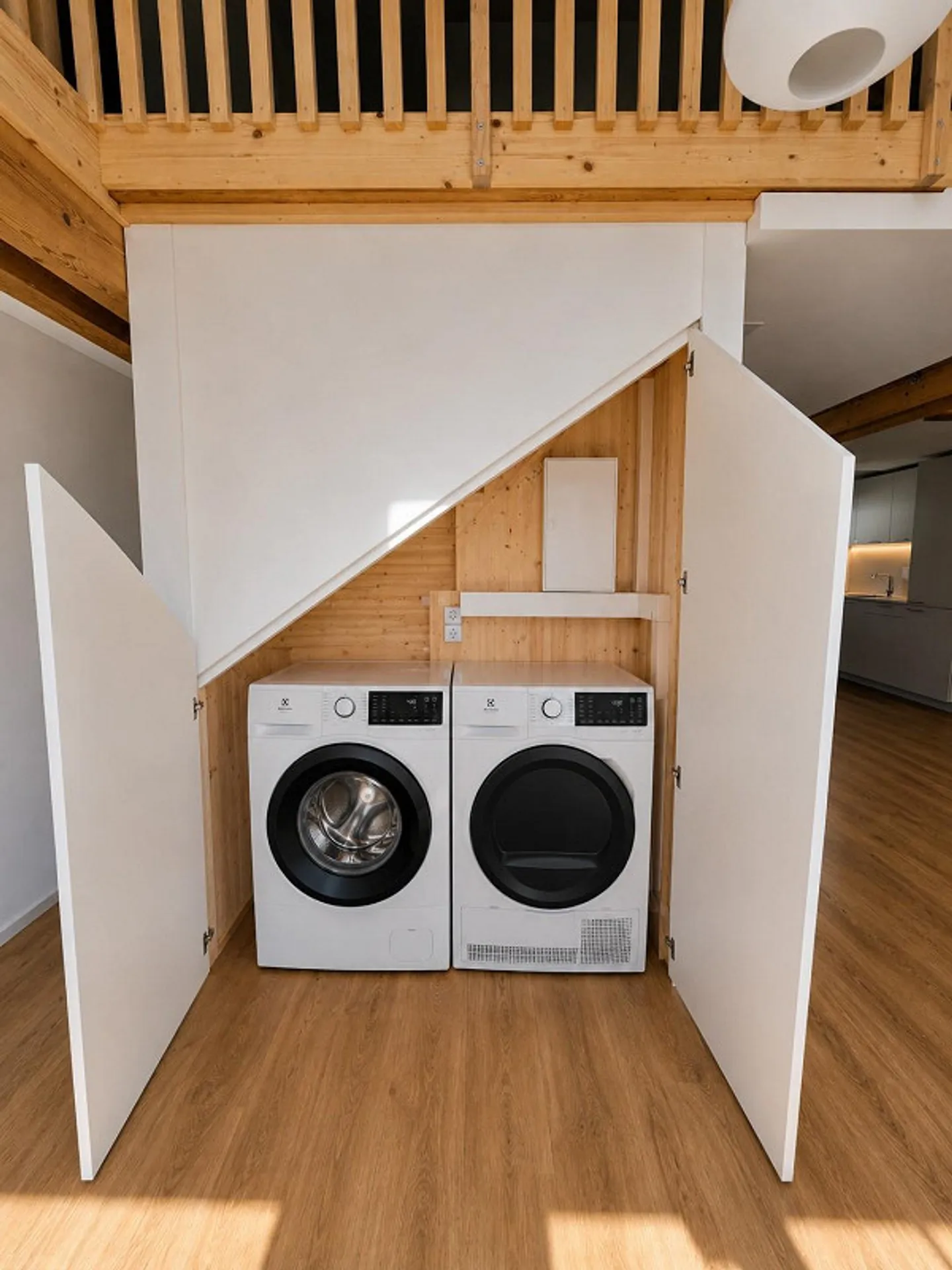 Completely renovated penthouse apartment with gallery, balcony, and direct lift - Photo 7 of 15