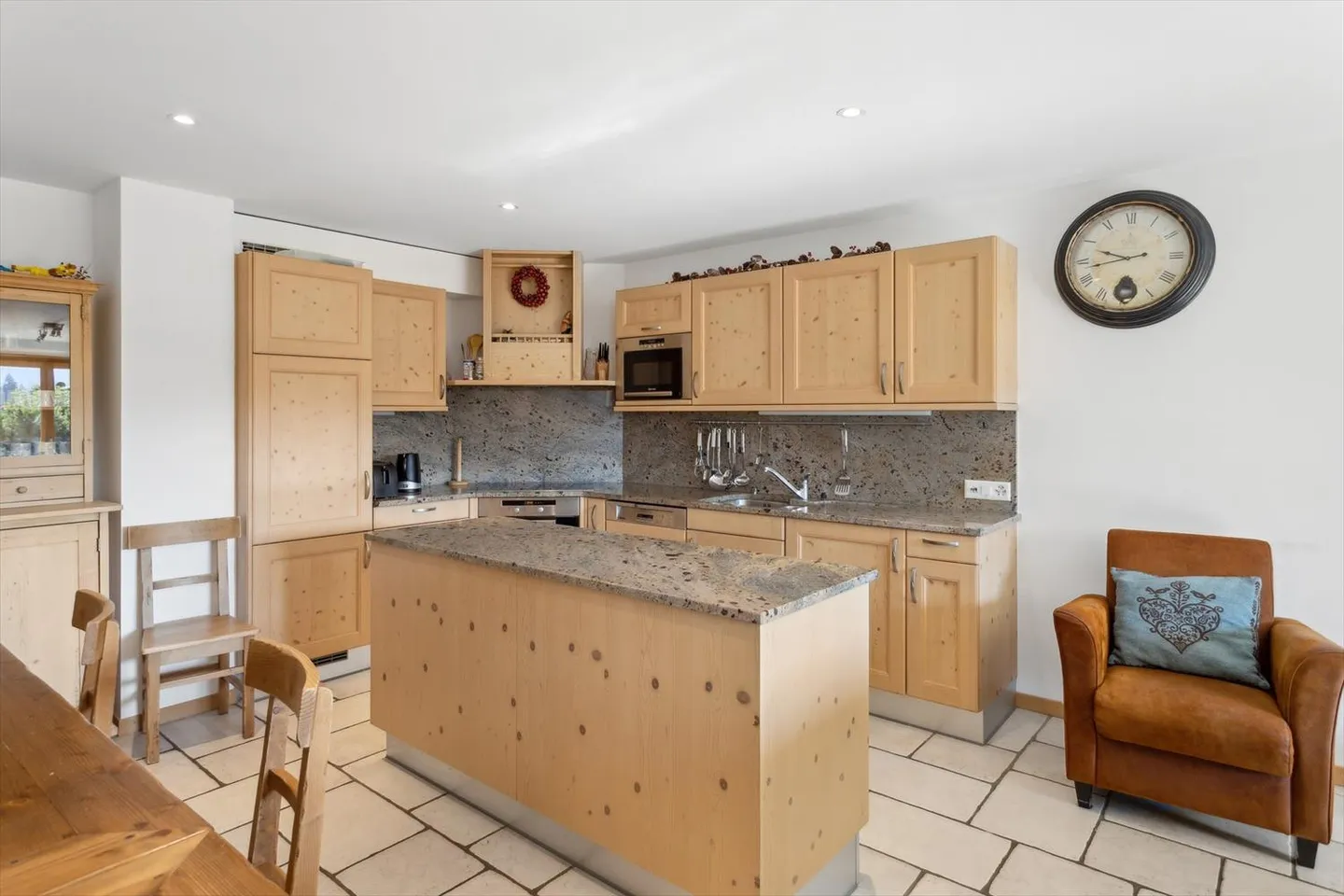 Grande appartamento con magnifica terrazza e jacuzzi, direttamente accanto alle piste - Foto 2 di 12