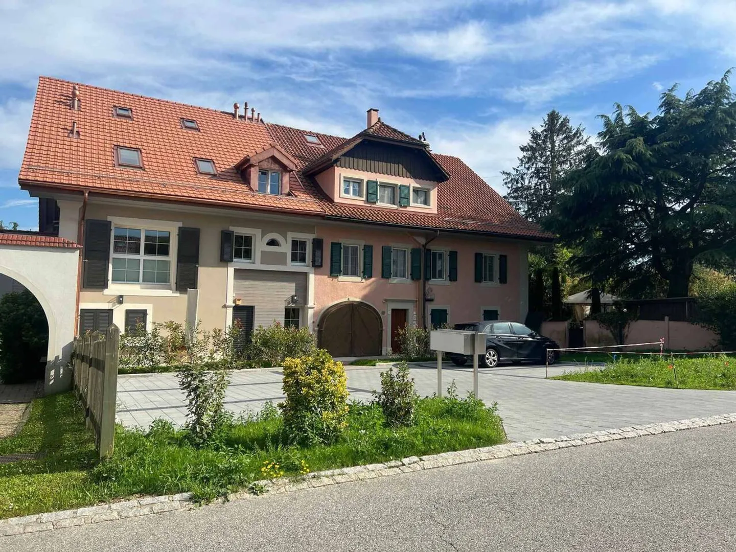 Spacious Duplex with Garden - Photo 2 of 8