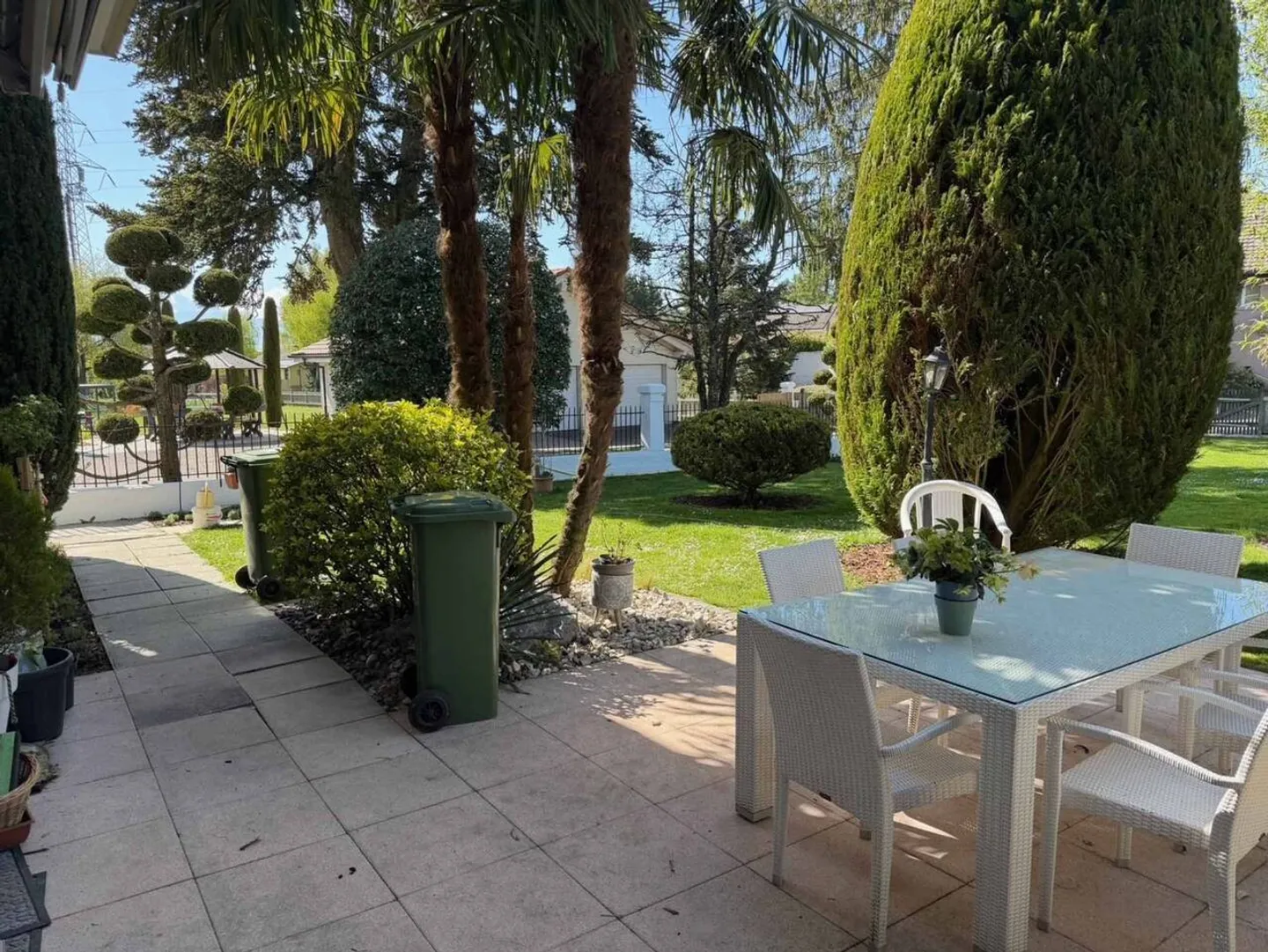 Spacious Duplex with Garden - Photo 4 of 8