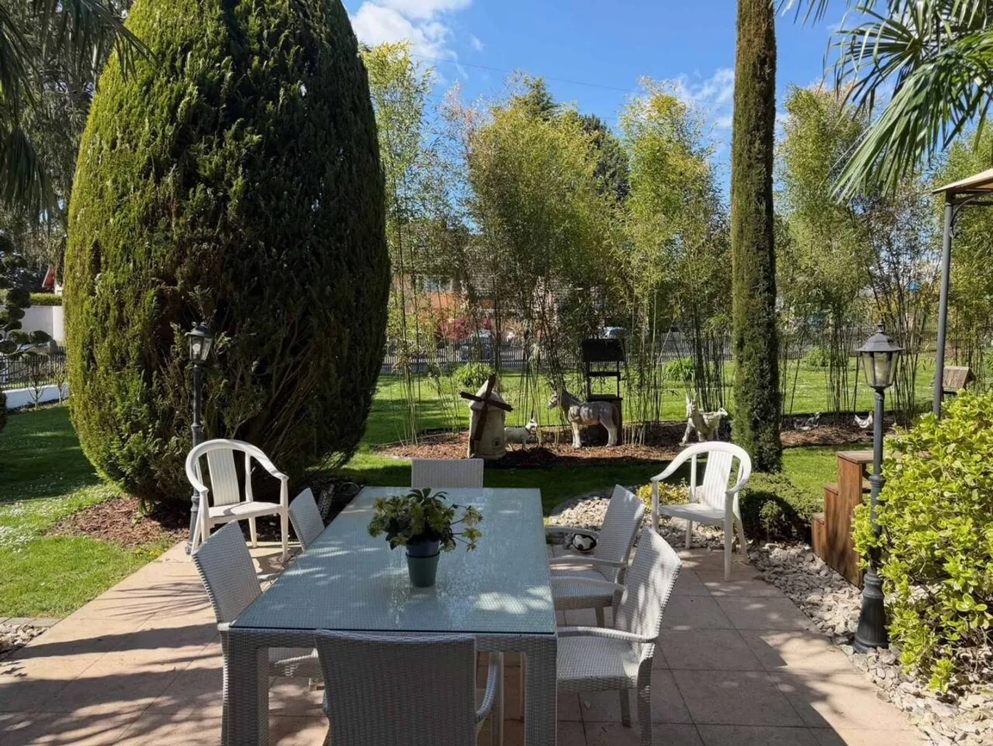 Spacious Duplex with Garden - Photo 5 of 8