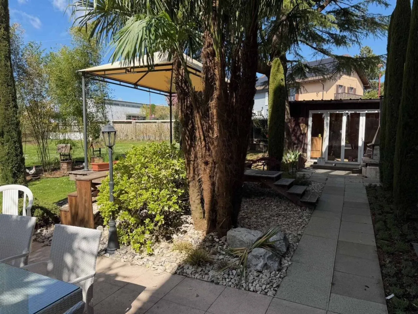 Spacious Duplex with Garden - Photo 6 of 8