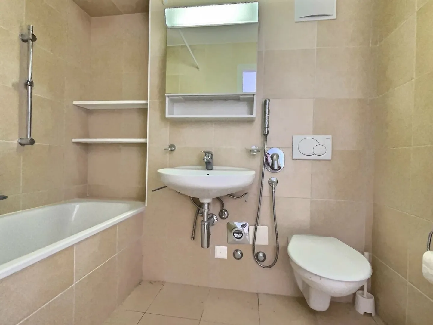 Appartamento spazioso e luminoso con terrazza e giardino - Foto 6 di 13