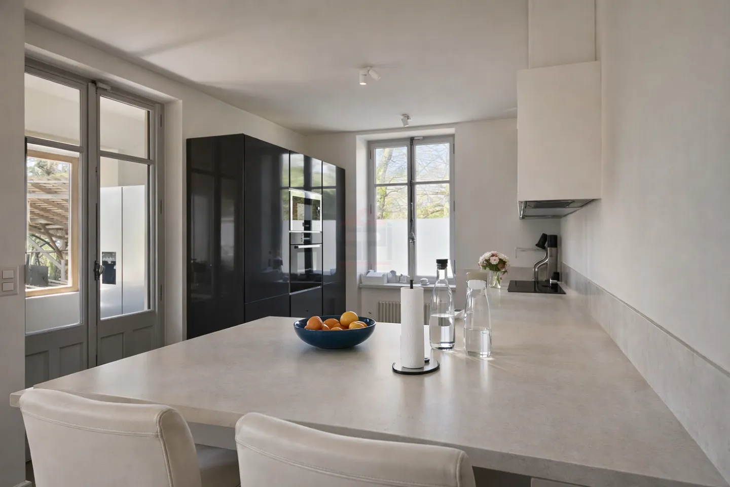 Renovated character property with elegance in an exclusive setting - Photo 3 of 9