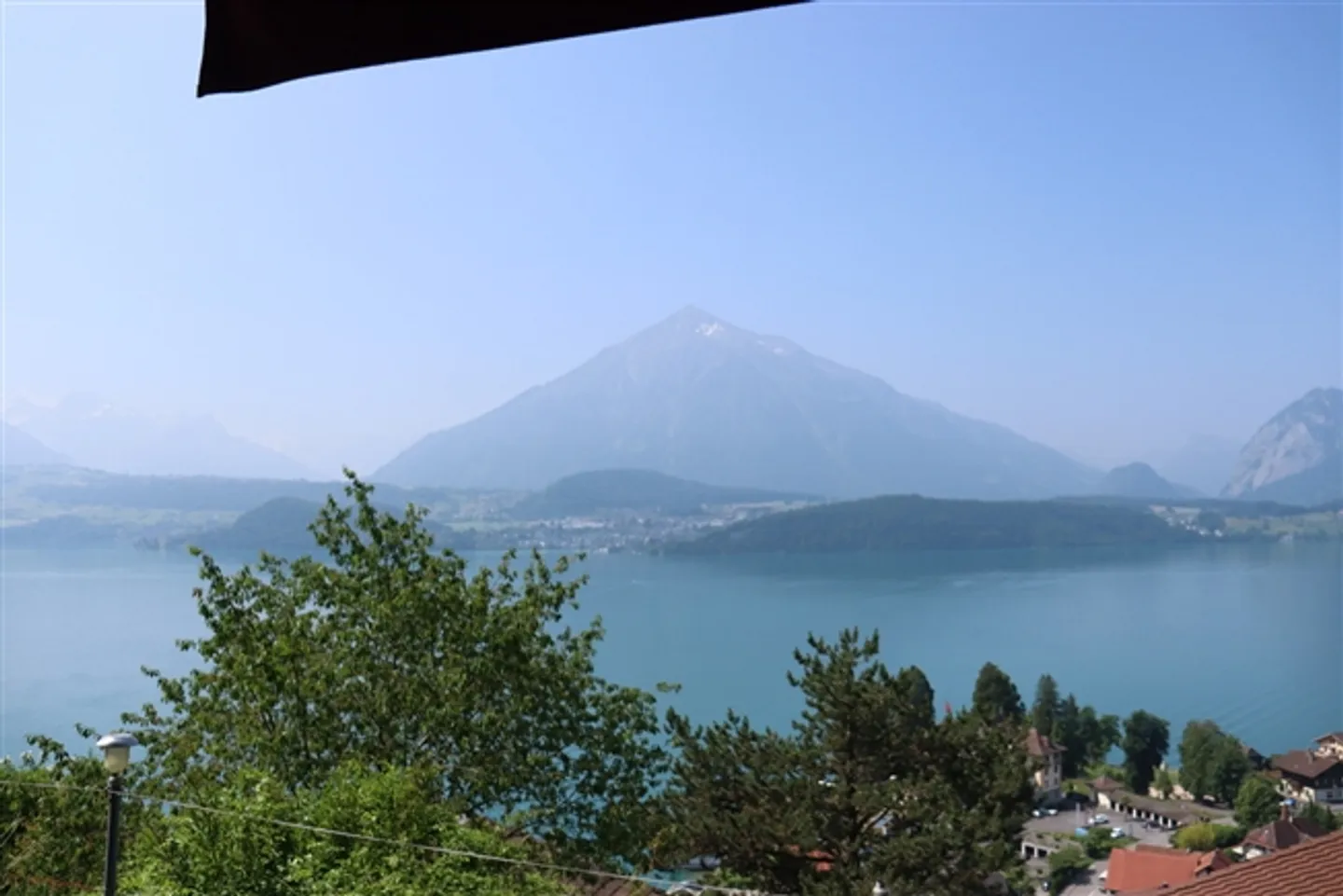 Charmante maison de 4,5 pièces avec vue sur le lac et terrasse à Gunten ! - Photo 3 sur 13