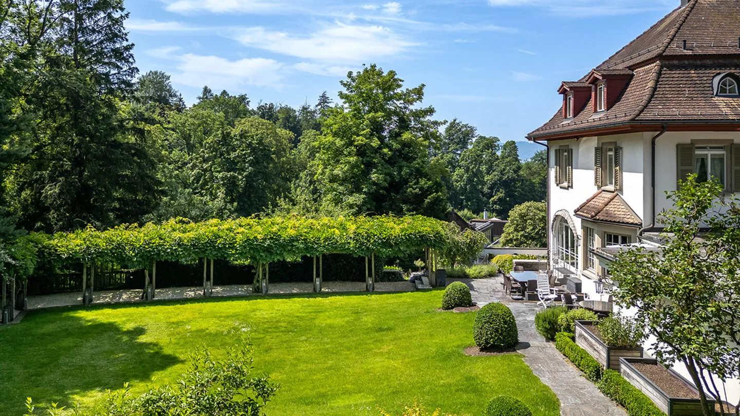 Herrschaftliches Anwesen an bester Lage am Zürichberg - Foto 3 von 5