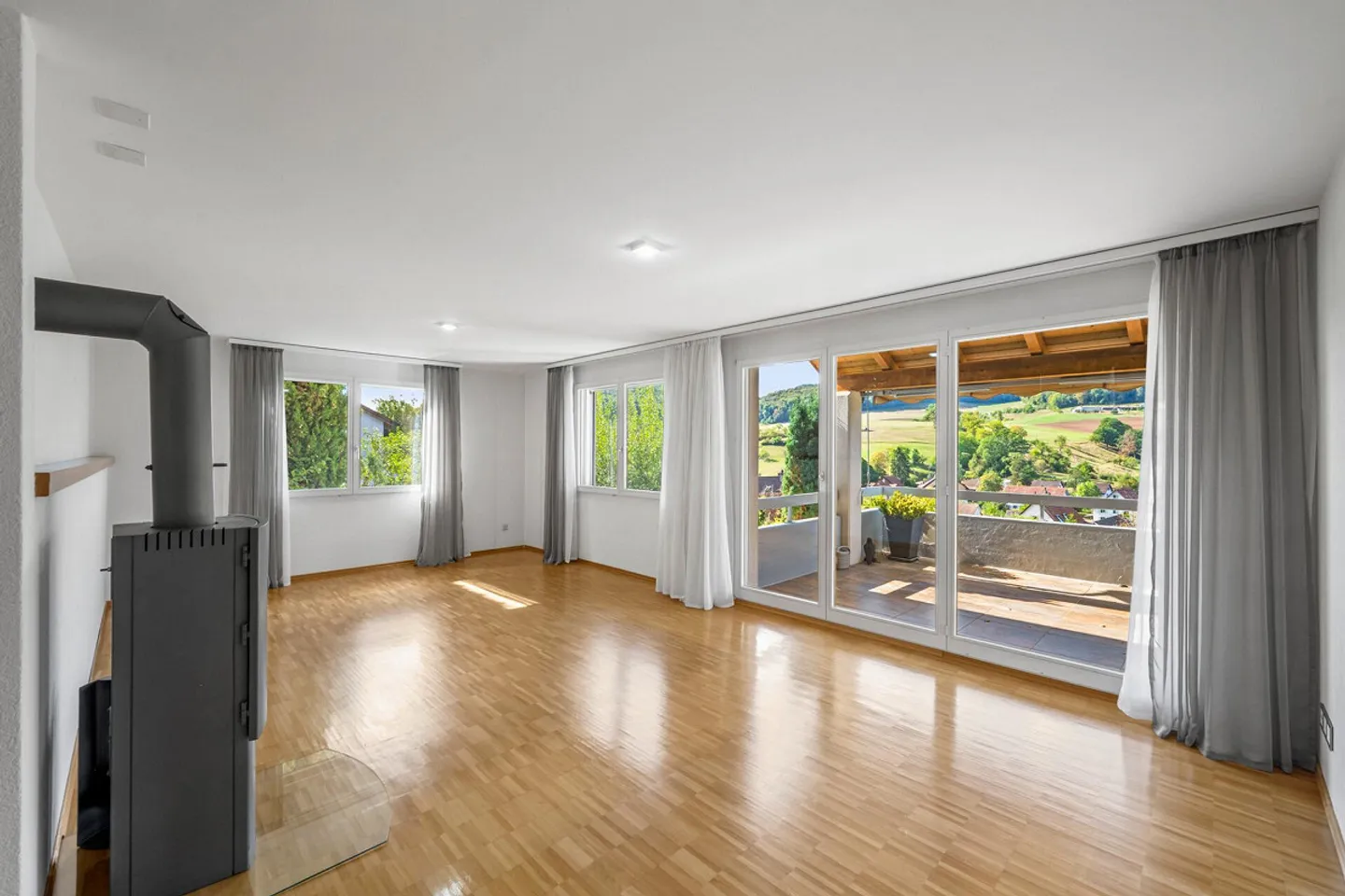 Ruhig gelegen, weit oben: Einfamilienhaus mit Panoramablick - Photo 2 of 15