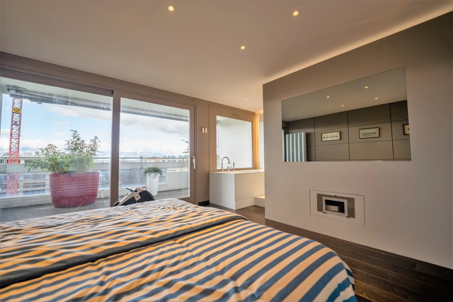 Duplex penthouse with stunning view of Geneva - Photo 6 of 7