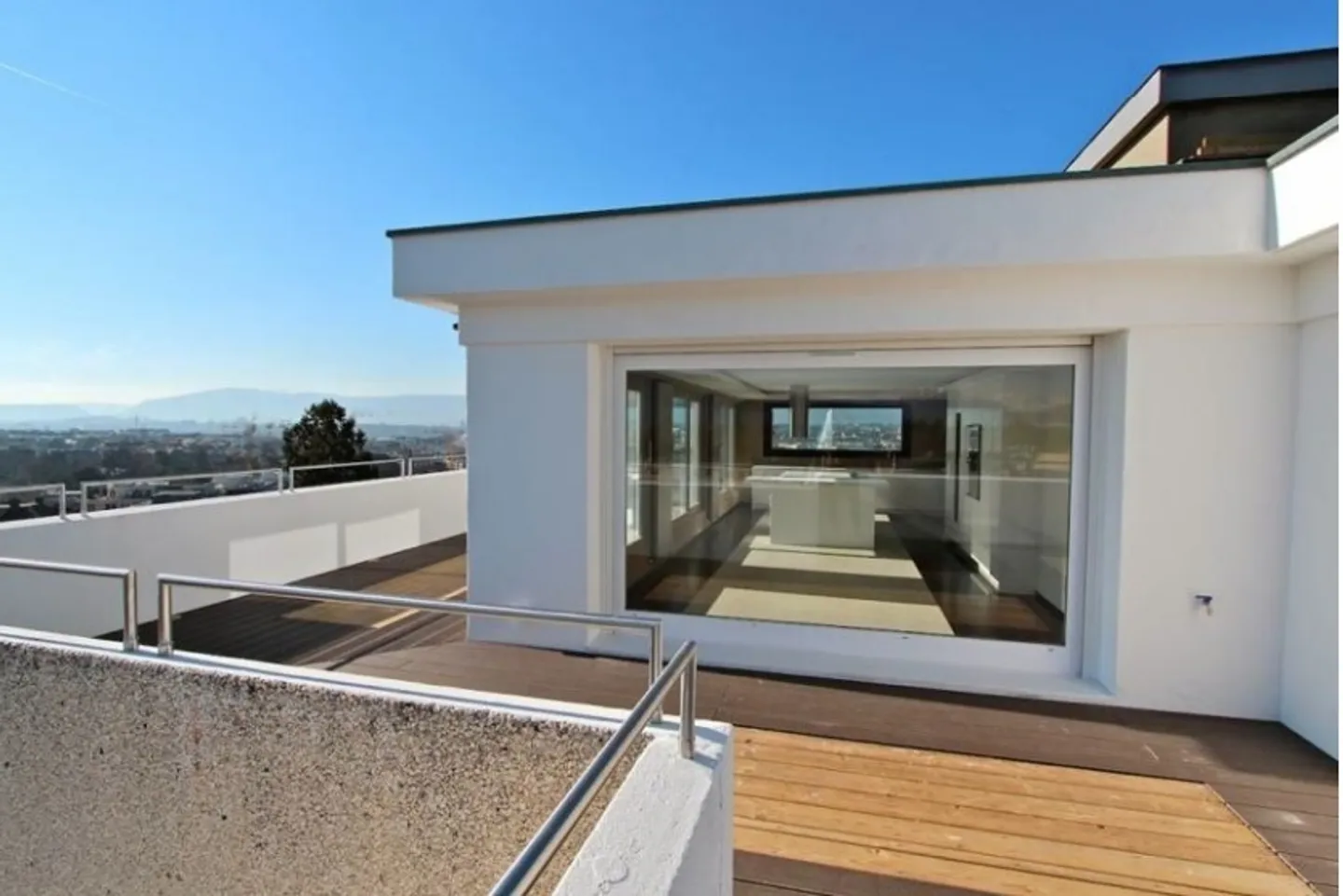 Duplex penthouse with stunning view of Geneva - Photo 7 of 7