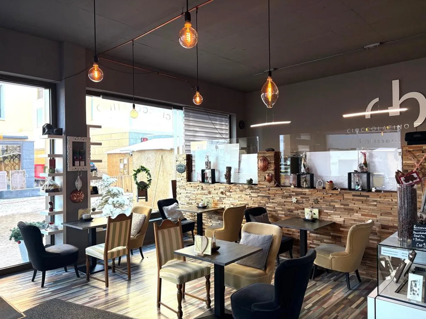 Spazio commerciale attraente nel cuore di Einsiedeln in affitto - Foto 2 di 11