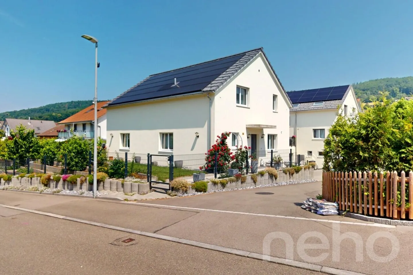 Single house for sale - Photo 1 of 12