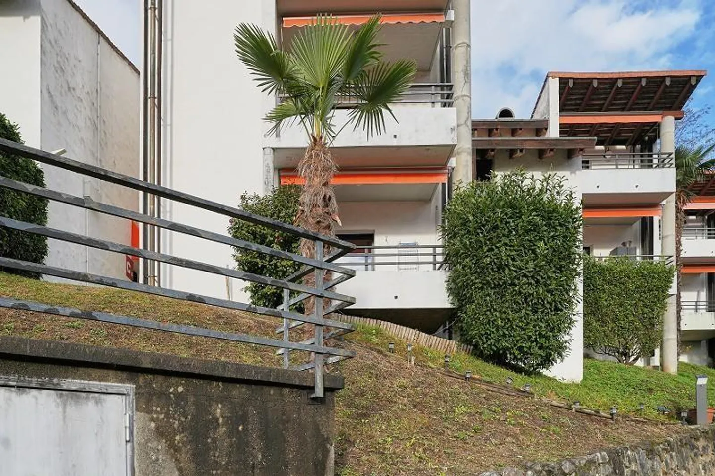 Appartement de 2 1/2 pièces dans un emplacement très calme et ensoleillé avec piscine - Photo 1 sur 24
