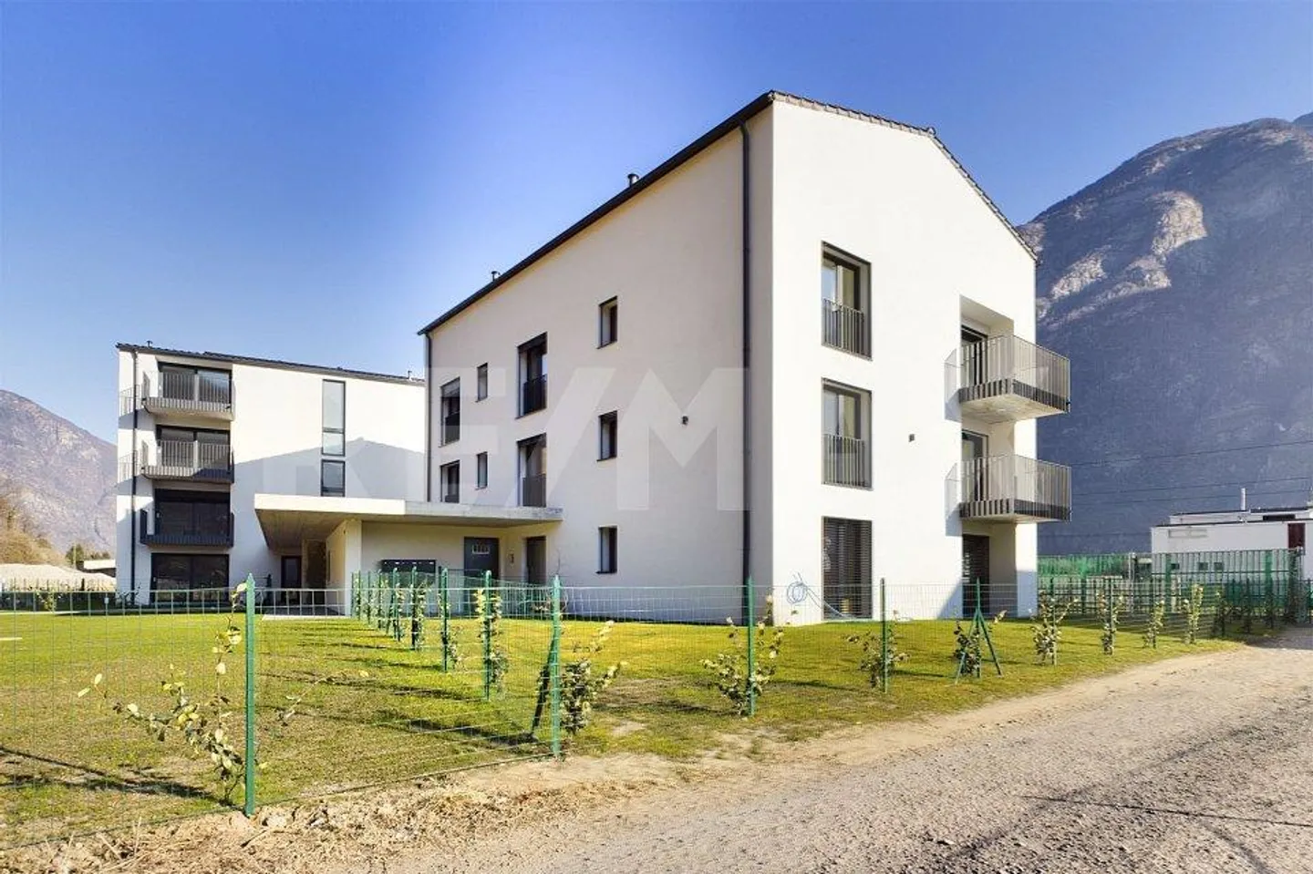 Appartamento moderno immerso nella natura con bella terrazza - nuova costruzione a Iragna! - Foto 1 di 13