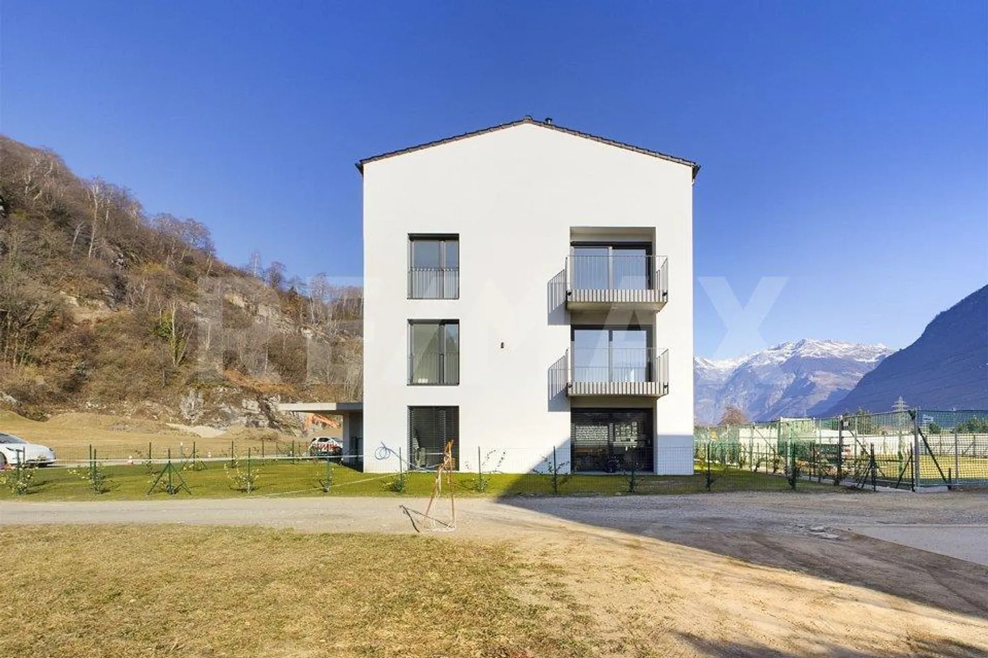 Appartamento moderno immerso nella natura con bella terrazza - nuova costruzione a Iragna! - Foto 3 di 13