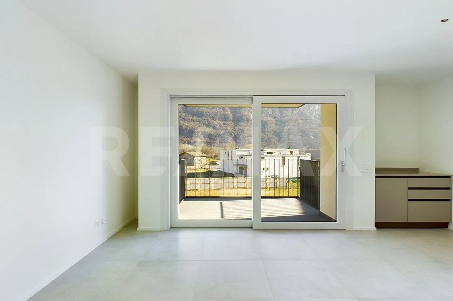 Appartamento moderno immerso nella natura con bella terrazza - nuova costruzione a Iragna! - Foto 4 di 13
