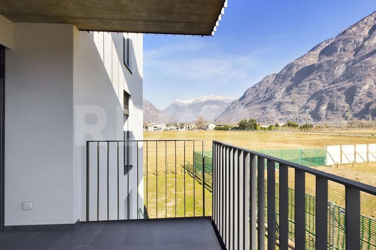 Appartamento moderno immerso nella natura con bella terrazza - nuova costruzione a Iragna! - Foto 10 di 13