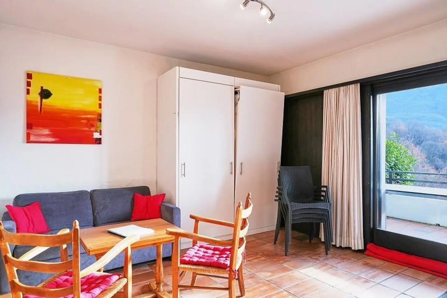 Appartement de 2 1/2 pièces dans un emplacement très calme et ensoleillé avec piscine - Photo 2 sur 24