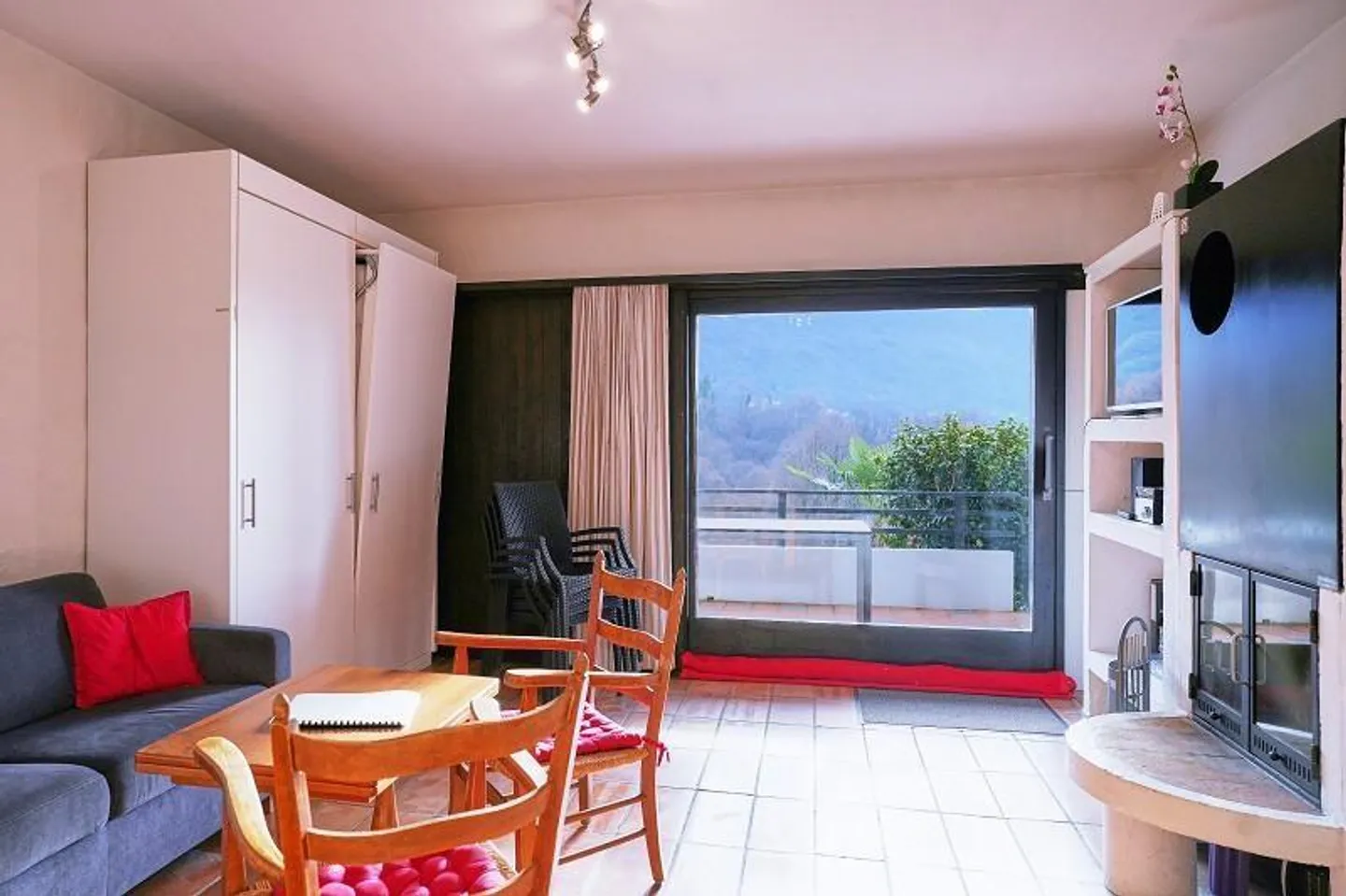 Appartement de 2 1/2 pièces dans un emplacement très calme et ensoleillé avec piscine - Photo 3 sur 24