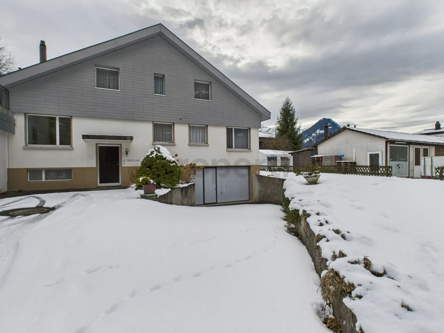 Grosszuegiges 6.5-Zimmer Einfamilienhaus mit Garten an einzigartiger Lage an der Aare in Interlaken - Photo 1 sur 13