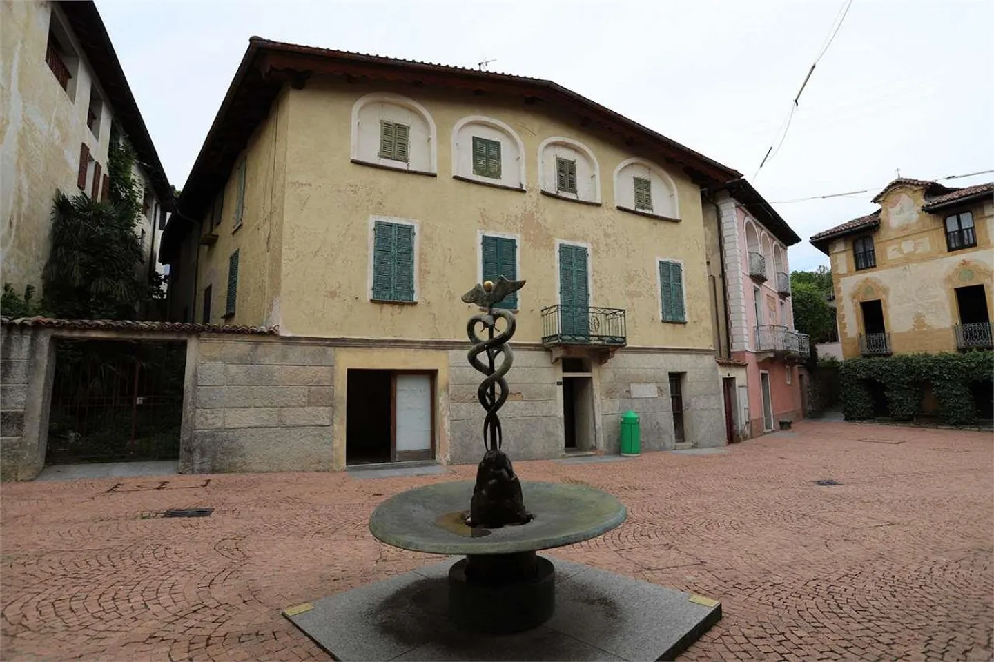 Multi-family house in the center of Carona - Photo 1 of 4
