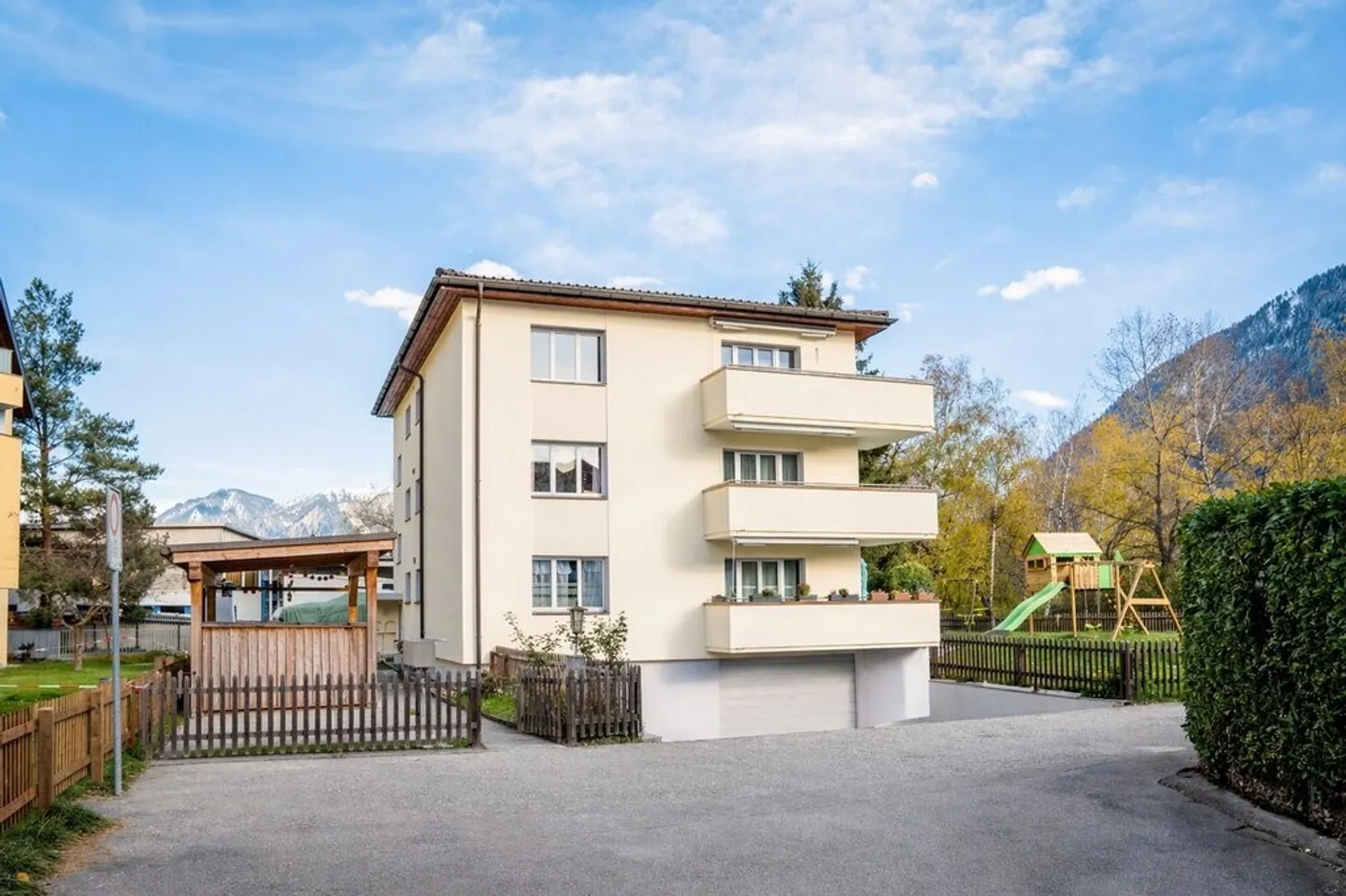 Arriver et se sentir chez soi : Appartement lumineux de 4,5 pièces à Felsberg - Photo 1 sur 10