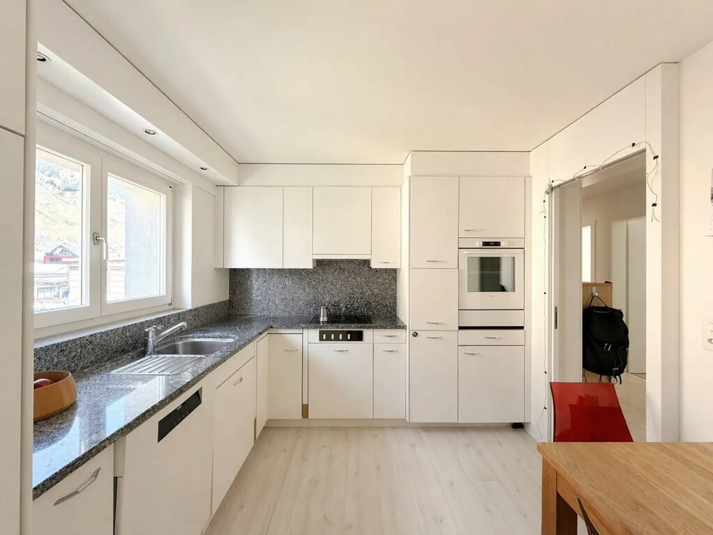 Arriver et se sentir chez soi : Appartement lumineux de 4,5 pièces à Felsberg - Photo 2 sur 10