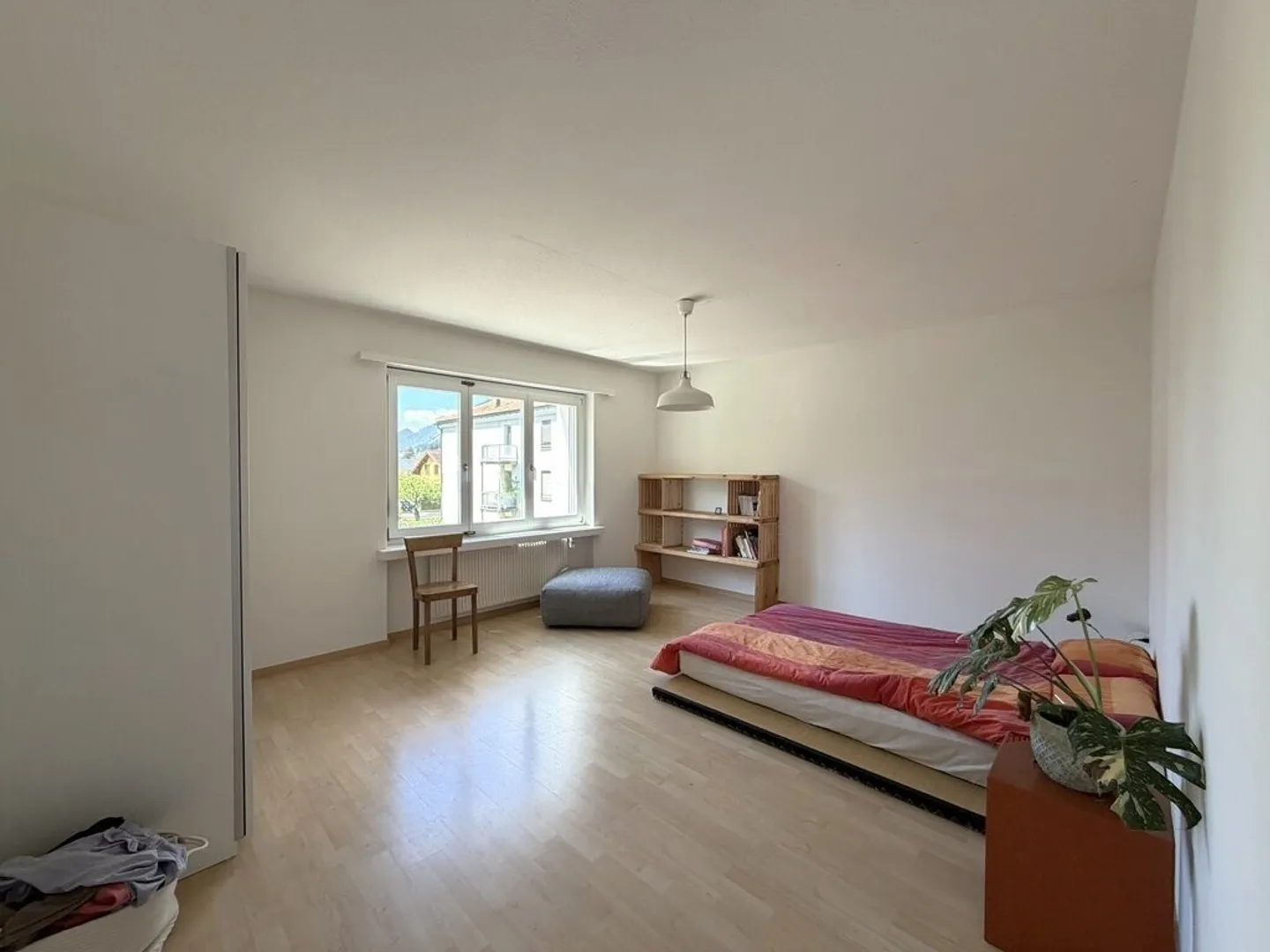Arriver et se sentir chez soi : Appartement lumineux de 4,5 pièces à Felsberg - Photo 6 sur 10
