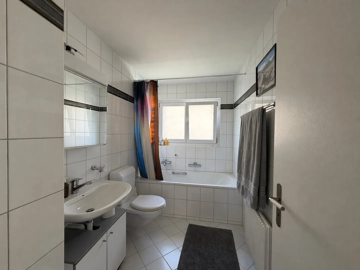 Arriver et se sentir chez soi : Appartement lumineux de 4,5 pièces à Felsberg - Photo 7 sur 10