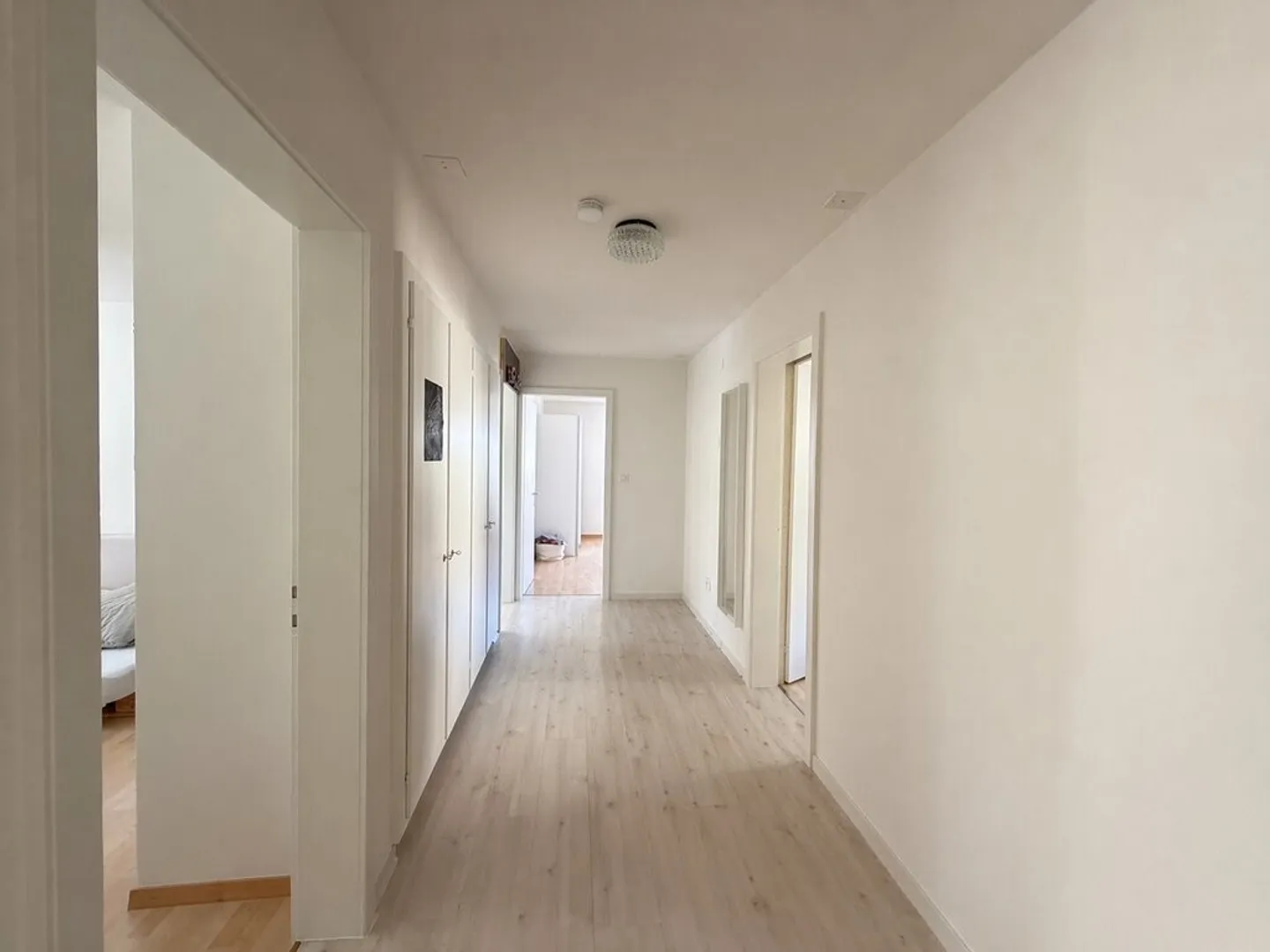 Arriver et se sentir chez soi : Appartement lumineux de 4,5 pièces à Felsberg - Photo 8 sur 10