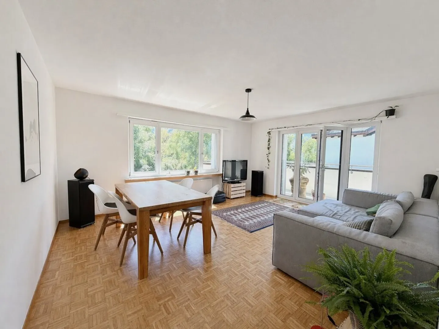 Arriver et se sentir chez soi : Appartement lumineux de 4,5 pièces à Felsberg - Photo 3 sur 10