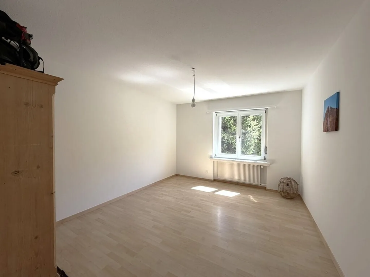Arriver et se sentir chez soi : Appartement lumineux de 4,5 pièces à Felsberg - Photo 4 sur 10