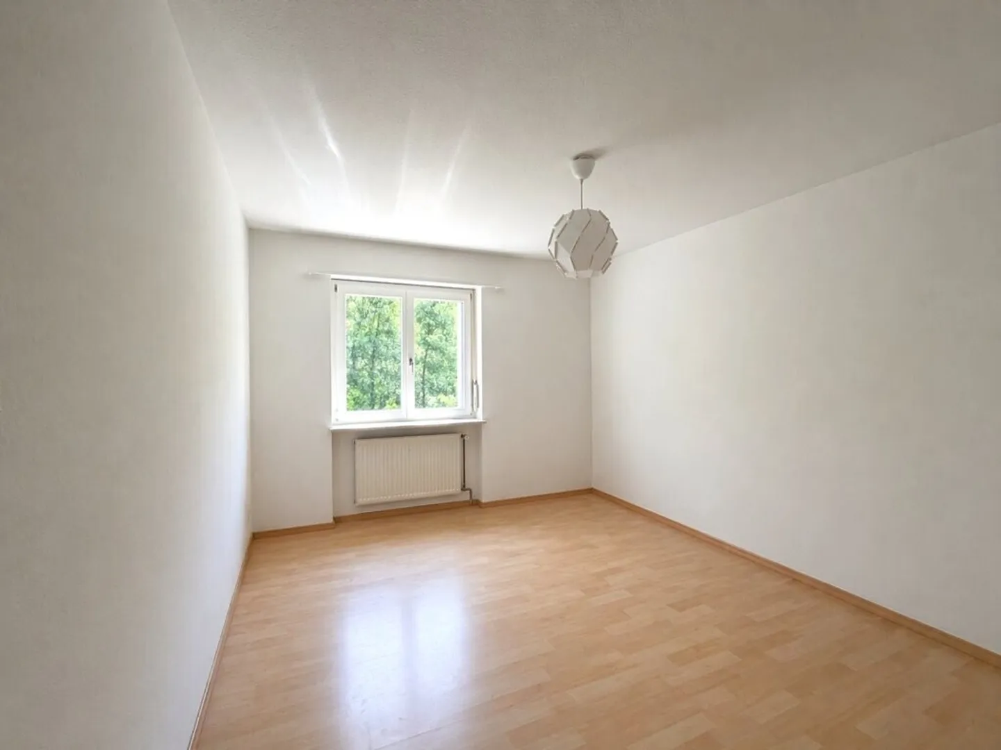 Arriver et se sentir chez soi : Appartement lumineux de 4,5 pièces à Felsberg - Photo 5 sur 10