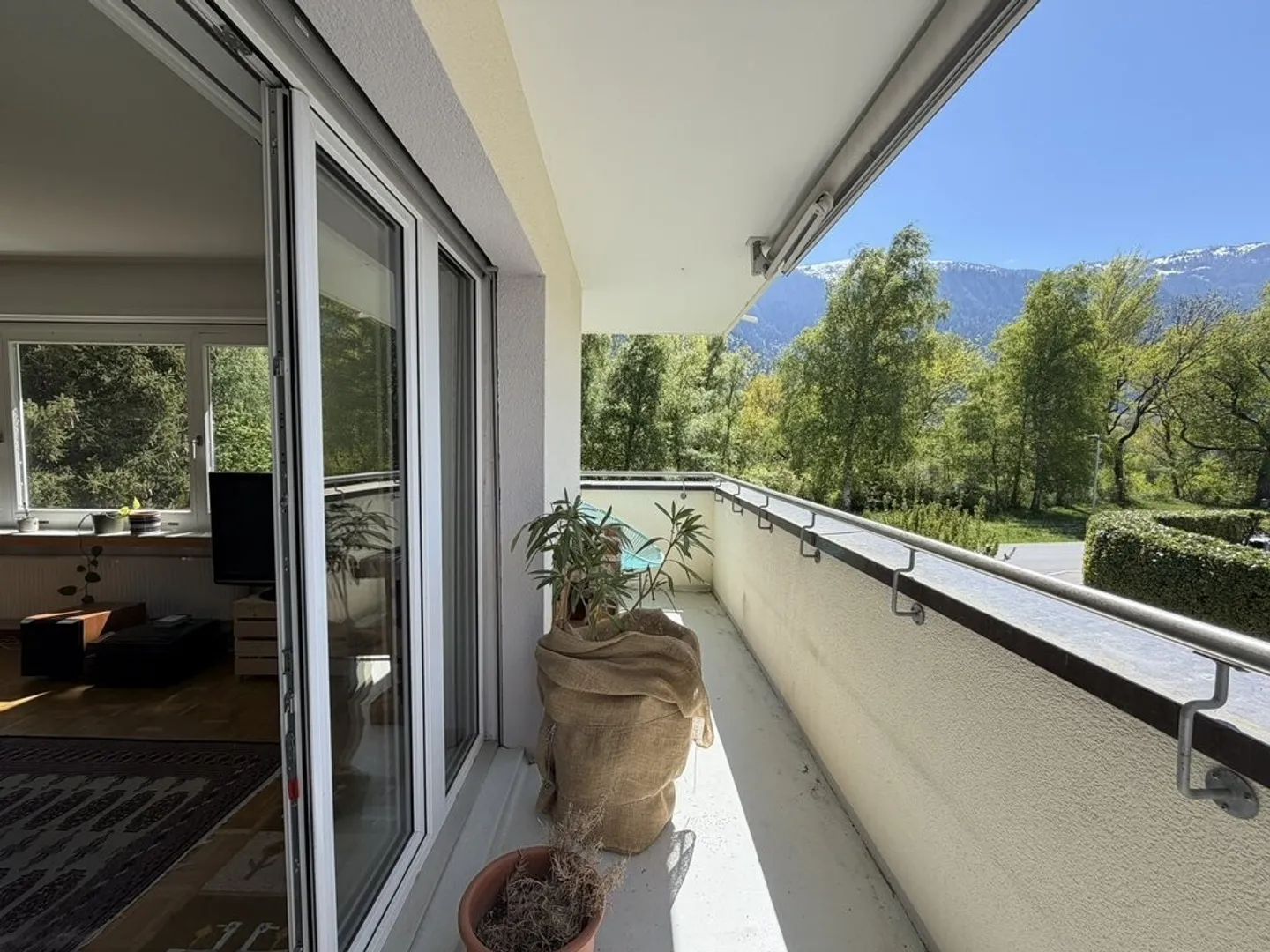 Arriver et se sentir chez soi : Appartement lumineux de 4,5 pièces à Felsberg - Photo 9 sur 10