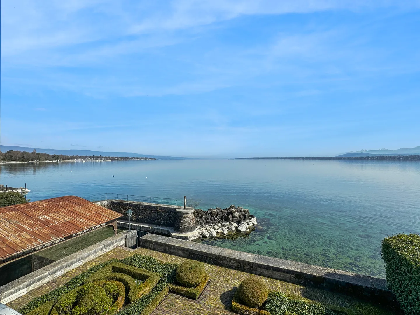 Versoix: Charmante Villa direkt am Wasser, mit privatem Hafen - Foto 3 von 13