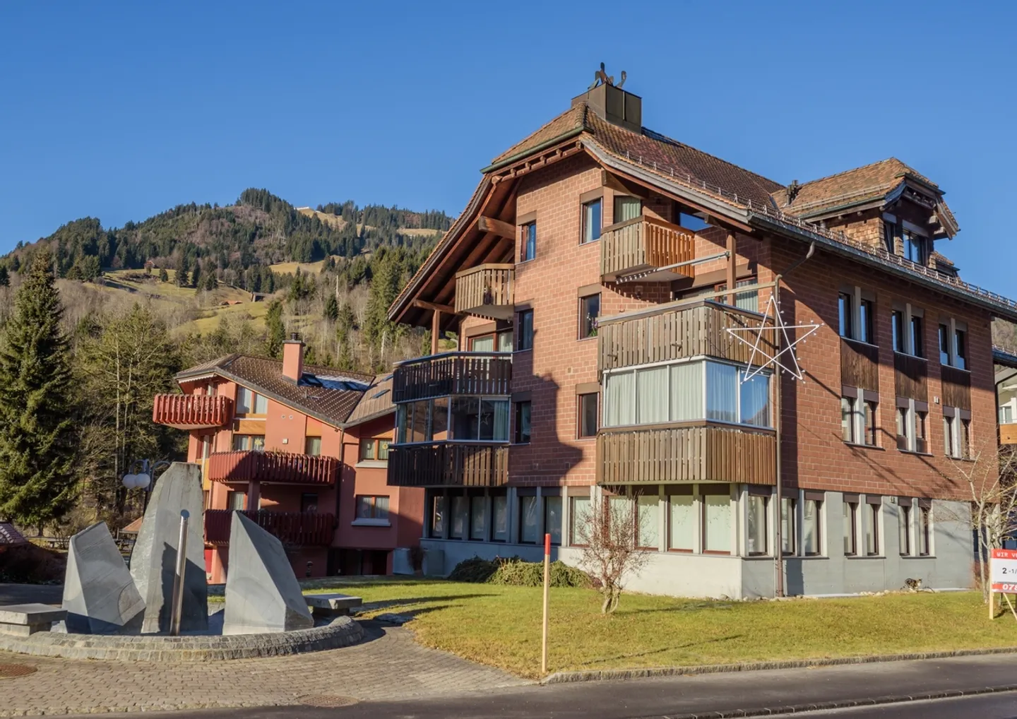 Spacious 6.5-room apartment with light-filled rooms and central location in Flühli - Photo 1 of 7