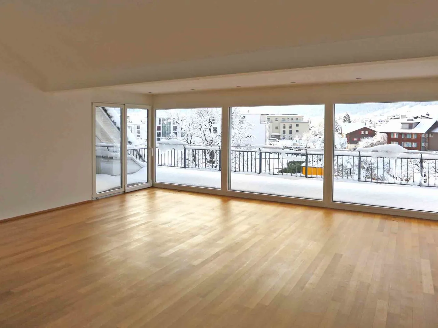 Appartement penthouse représentatif de 5,5 pièces avec terrasse et panorama montagne unique - Photo 2 sur 9