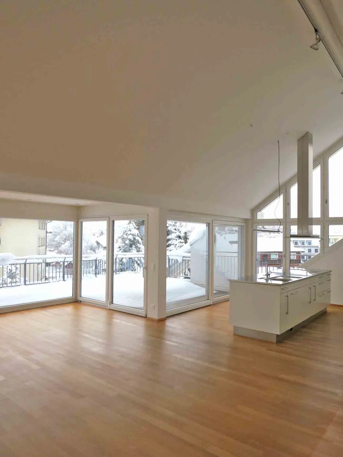 Appartement penthouse représentatif de 5,5 pièces avec terrasse et panorama montagne unique - Photo 5 sur 9