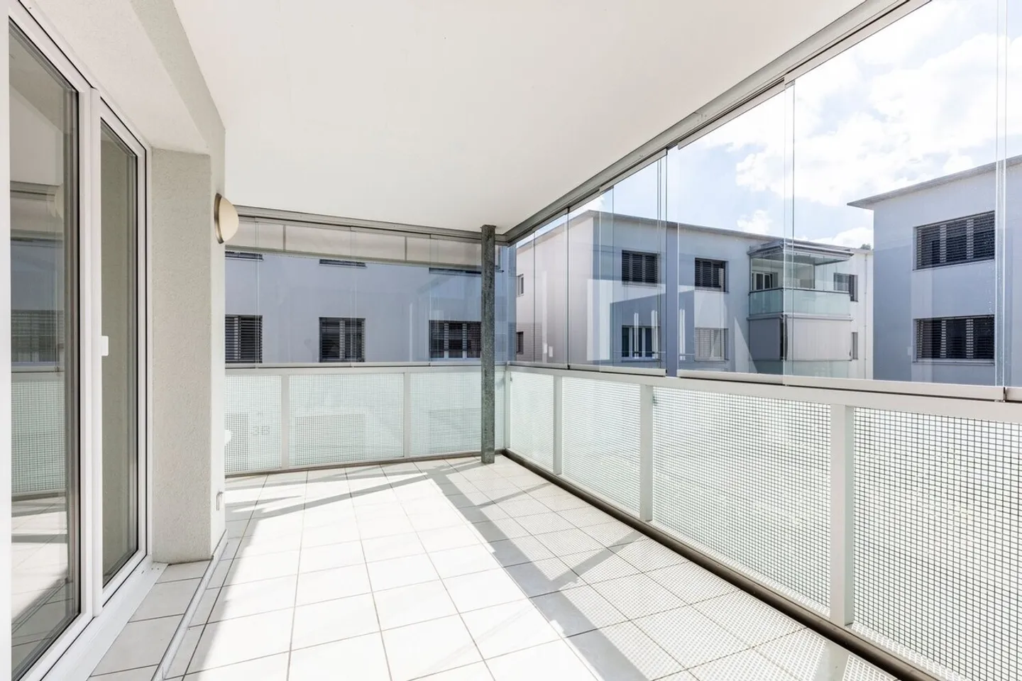 Appartement de 2,5 pièces de rêve avec balcon vitré - Photo 7 sur 9