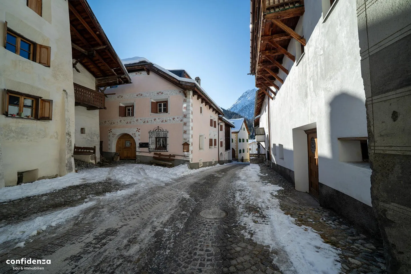 Affascinante casa multifamiliare engadinese con potenziale di sviluppo - Foto 1 di 17